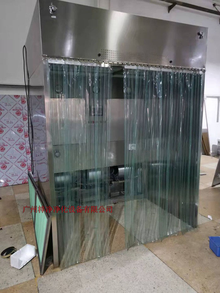 潔凈層流采樣車具體要求；從室內(nèi)空氣經(jīng)過初效過濾器，從高效空氣過濾器出風(fēng)，配無隔板高效過濾器過濾效率為：99.99@0.3μm和G4級初效過濾器，確保凈化級別，靜態(tài)100級美聯(lián)邦209E標(biāo)準(zhǔn)；