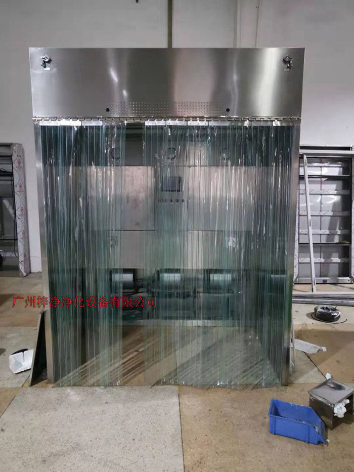 潔凈層流采樣車具體要求；從室內(nèi)空氣經(jīng)過初效過濾器，從高效空氣過濾器出風(fēng)，配無隔板高效過濾器過濾效率為：99.99@0.3μm和G4級初效過濾器，確保凈化級別，靜態(tài)100級美聯(lián)邦209E標(biāo)準(zhǔn)；