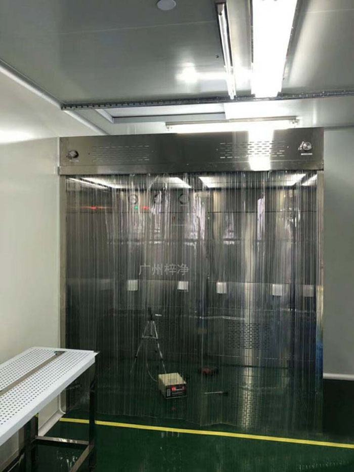 負壓稱量罩負壓稱量室內空氣經初效過濾器、中效過濾器，由離心風機壓入靜壓箱，在經高效過濾器后從氣流擴散送風單元出風面吹出